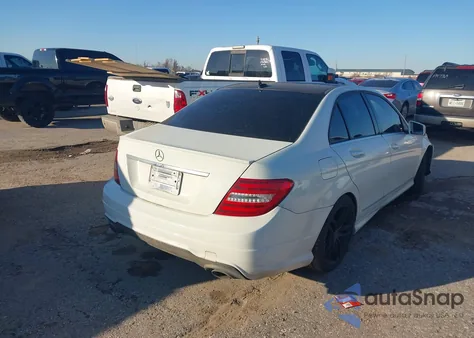 2012 Mercedes-Benz C 300 Sport 4Matic z USA, uszkodzony, nr VIN WDDGF8BB1CR192013